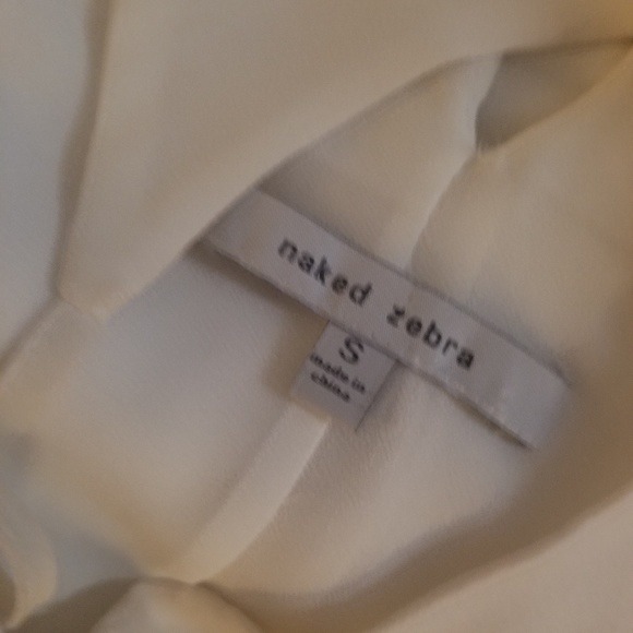 Scalloped white top with details - Picture 3 of 3